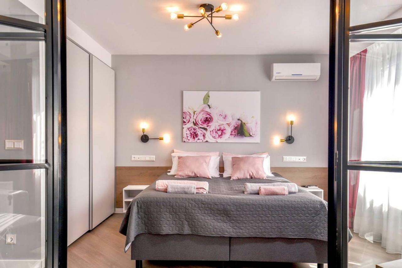 Rose One Bedroom Designer Apartment In City Centre By Flat Mаnager Sofya Dış mekan fotoğraf
