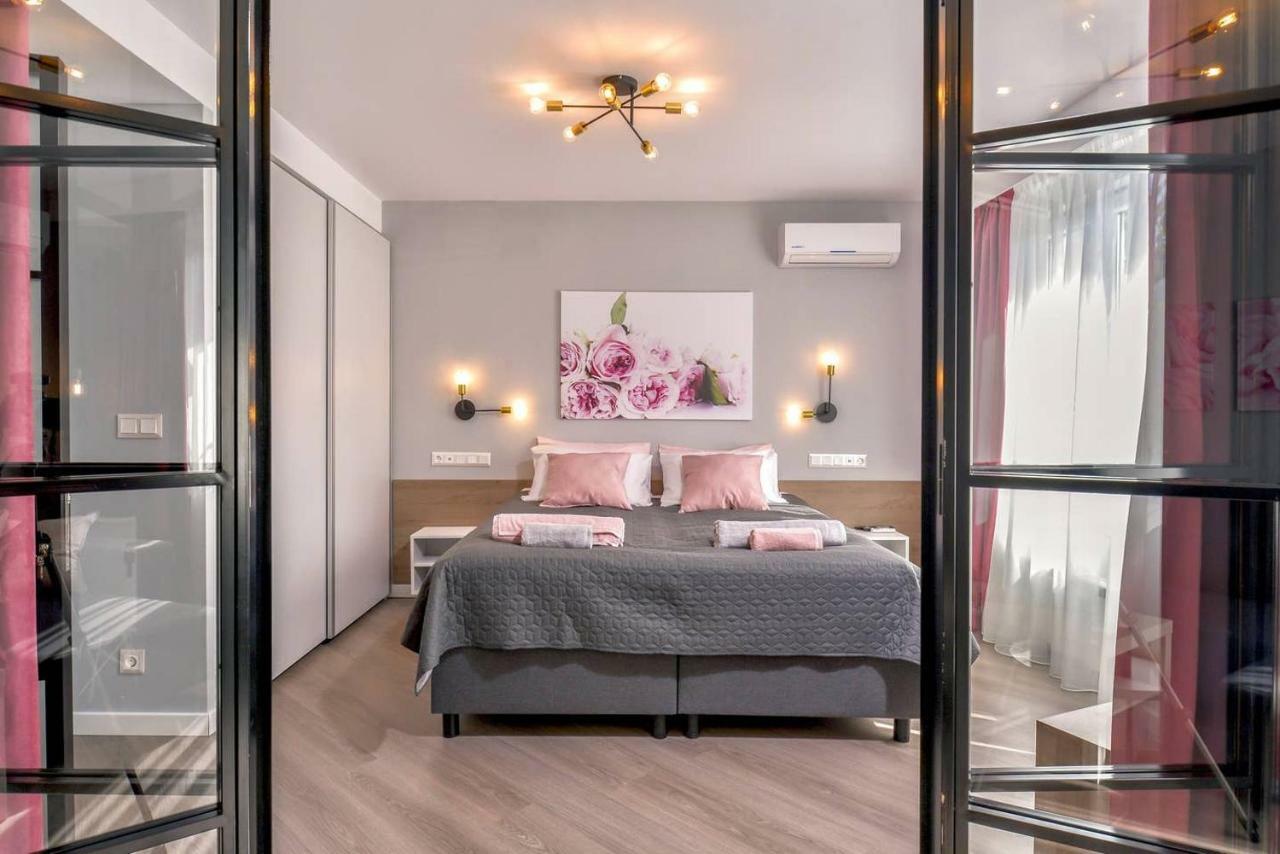 Rose One Bedroom Designer Apartment In City Centre By Flat Mаnager Sofya Dış mekan fotoğraf